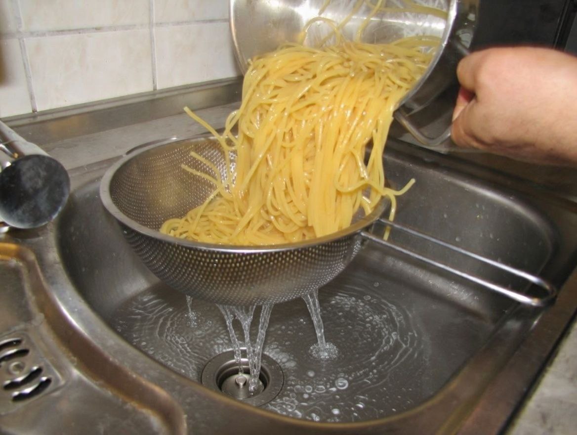 Spaghetti abgießen
